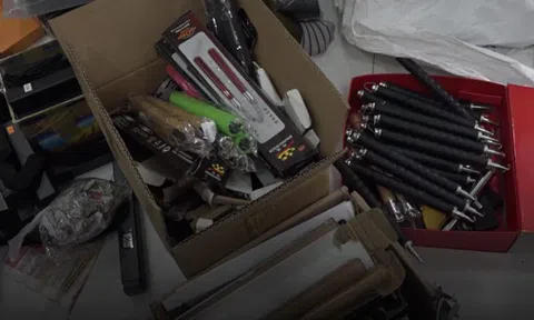 Núp bóng shop kinh doanh túi xách bán "chui" hàng nghìn hung khí nguy hiểm